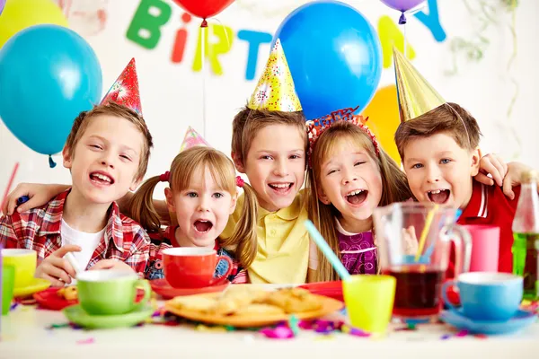 Kids at birthday party — Stock Photo, Image