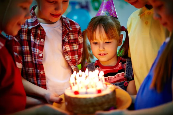 Десерт ко дню рождения — стоковое фото