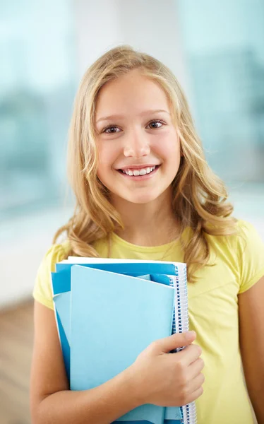 Schoolmeisje met copybooks — Stockfoto