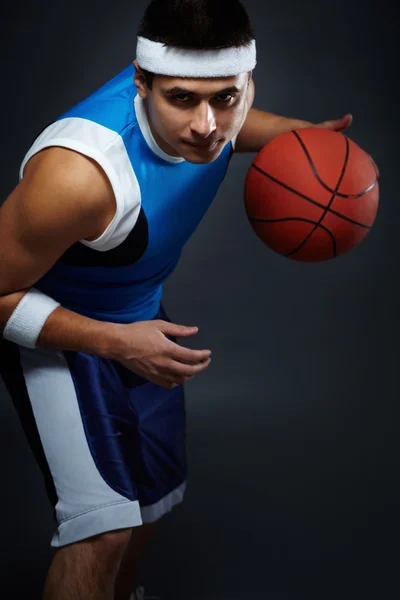 Playing basketball — Stock Photo, Image