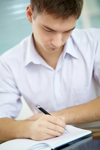 Hombre escribiendo — Foto de Stock