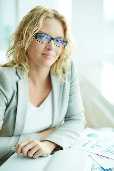 Geschäftsfrau bei der Arbeit — Stockfoto