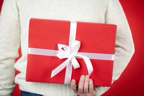 Caja de regalo en las manos —  Fotos de Stock