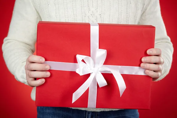 Giftbox in hands — Stock Photo, Image