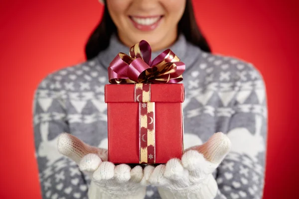 Geschenk auf Händen — Stockfoto