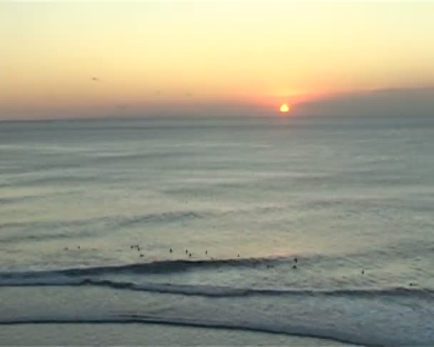 バリ島の砂浜のビーチの夕日 — ストック動画