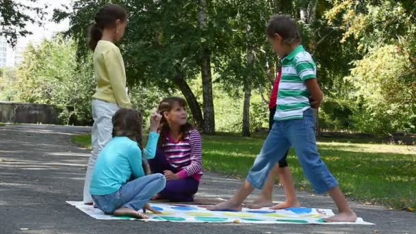 Niños en el parque — Vídeo de stock