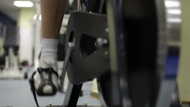 Atleta gimnasio — Vídeo de stock