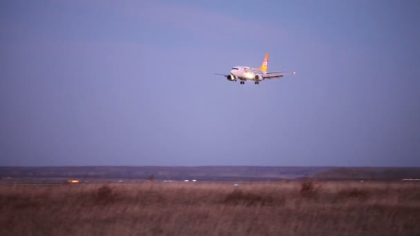 Twilight landing — Stock Video