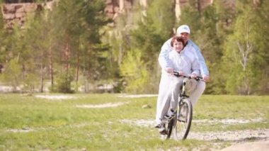 yaşlılar üzerinde bisiklet