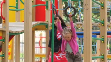 halkalar üzerinde sallanan