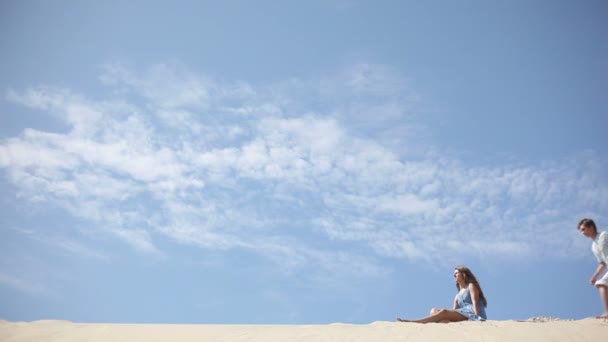 Spreken op het strand — Stockvideo