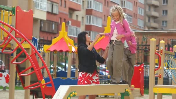 Niños en el parque infantil — Vídeo de stock