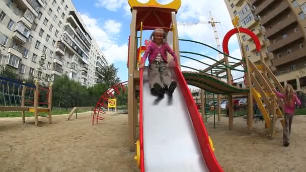 Children on slide — Stock Video