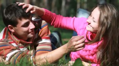 çimenlerin üzerinde çift