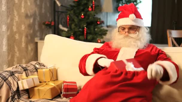 Santa com presentes — Vídeo de Stock