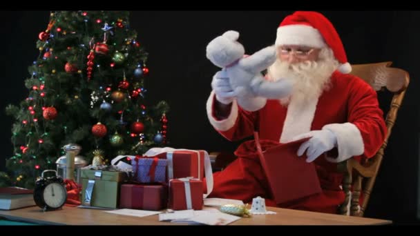 Timelapse van santa inwikkeling geschenken — Stockvideo