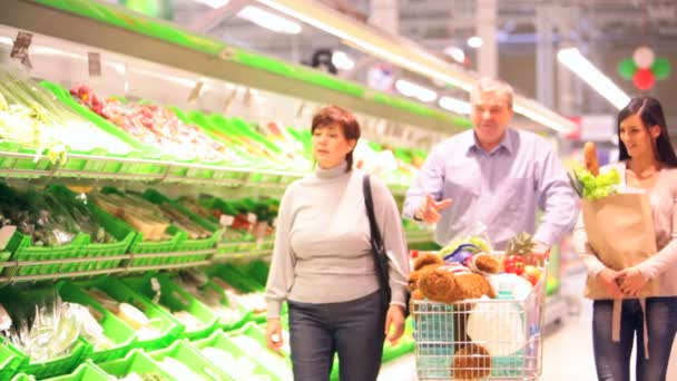 Familia de cuatro en supermercado — Vídeo de stock