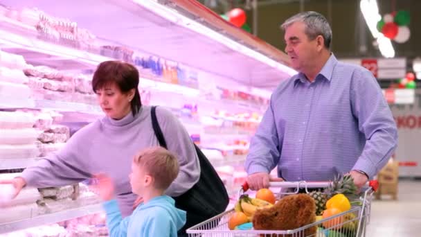 Familj i köpcentret nära kylskåp — Stockvideo