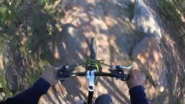 Bisiklete biniyorum.