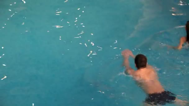 Casal na piscina — Vídeo de Stock