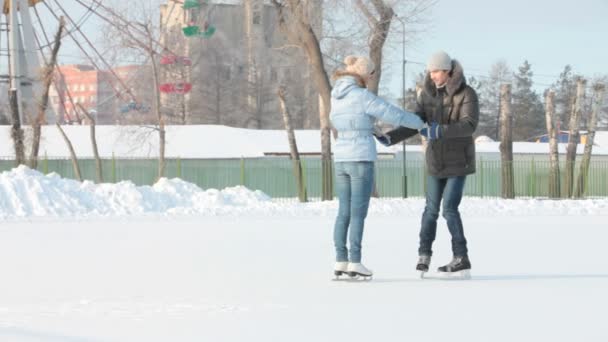 Катание на коньках — стоковое видео