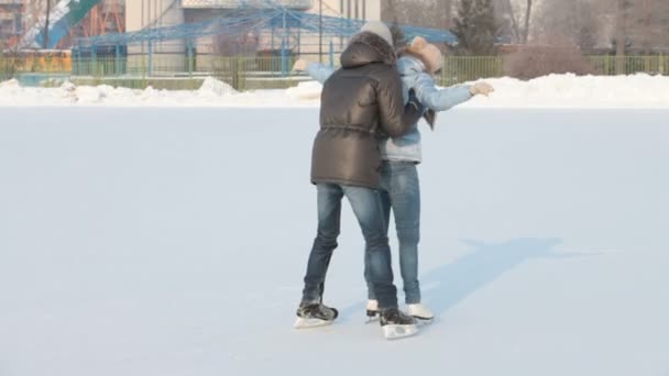 Divertindo-se na pista de patinação — Vídeo de Stock