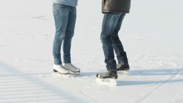 Skating rink romance — Stock Video