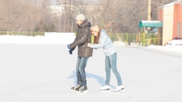 Roliga skridskoåkning par — Stockvideo