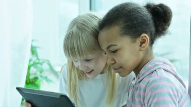 Modern kız öğrenciler