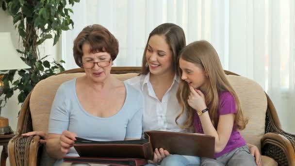 Libros de fotos familiares — Vídeo de stock