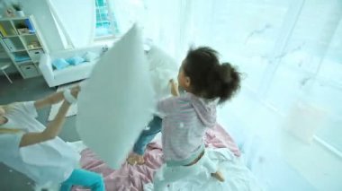 Arkadaş grubu yastık kavgası