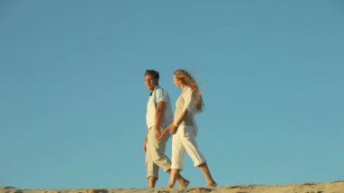 Yalınayak yürüyorum