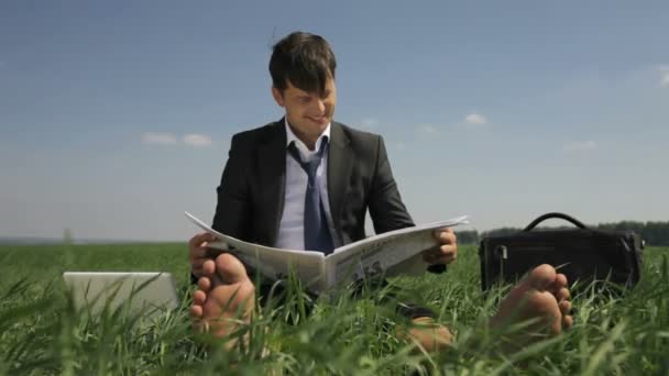 Negocios en la hierba — Vídeos de Stock