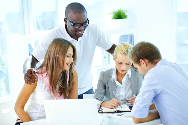 Plan diskutiert — Stockfoto