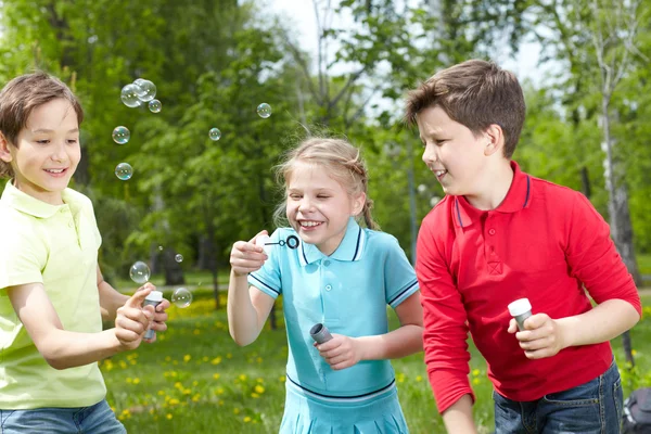 Draußen spielen — Stockfoto