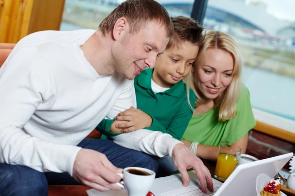 Família com laptop — Fotografia de Stock