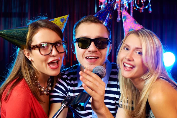 Cantando alla festa — Foto Stock