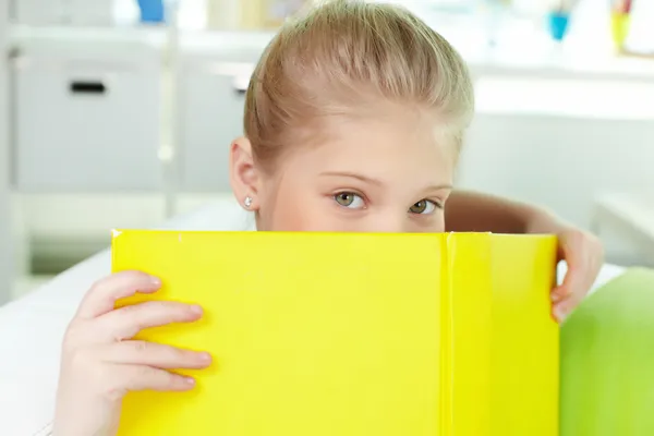 Mirando fuera de libro — Foto de Stock