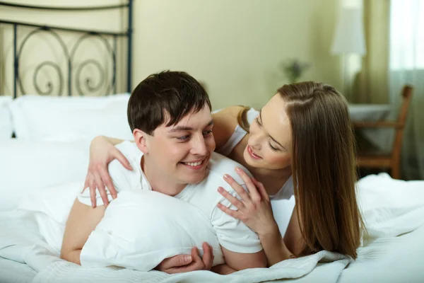 Pareja en la cama —  Fotos de Stock