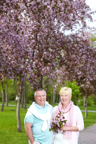 Pár na zahradě — Stock fotografie