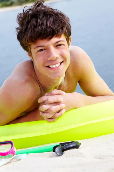 Guy sunbathing — Stock Photo, Image