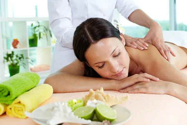 Na mesa de massagem — Fotografia de Stock