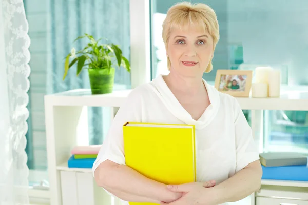 Mujer en casa — Foto de Stock