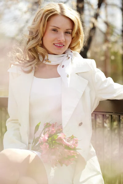 Woman on bench — Stock Photo, Image