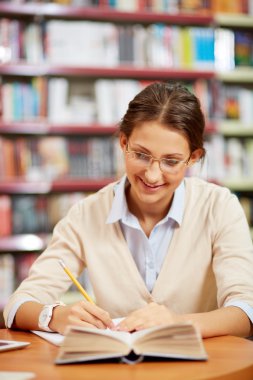 Kütüphanede çalışma