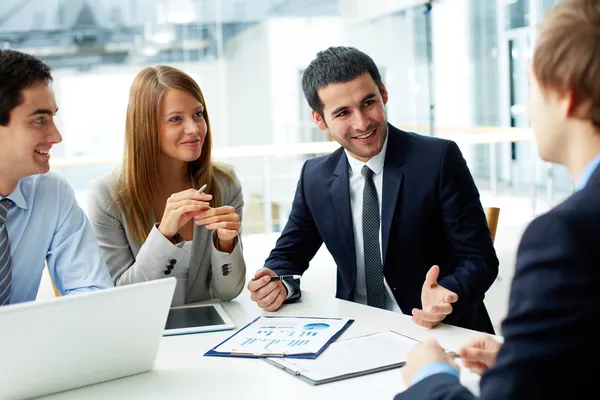 Socios comerciales discutiendo documentos — Foto de Stock