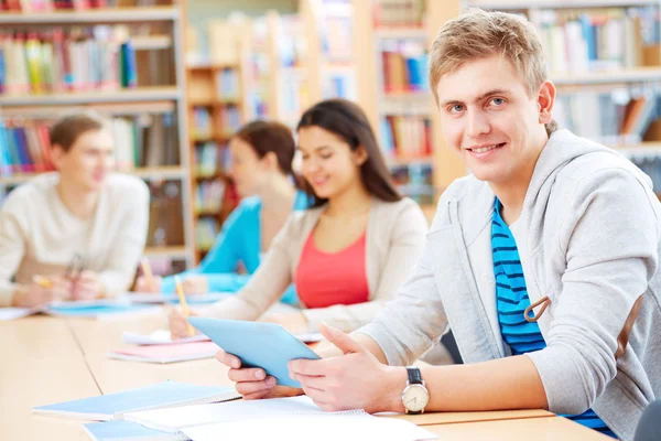 Estudante na biblioteca — Fotografia de Stock