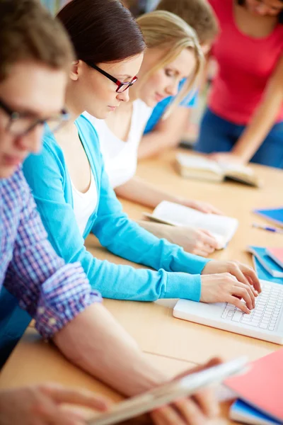 Estudiantes en clase — Foto de Stock