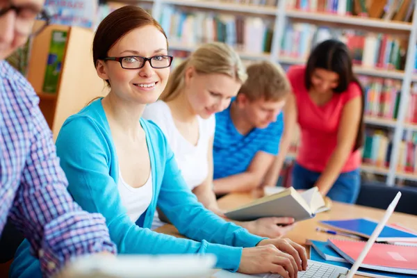 Studeren in bibliotheek — Stockfoto